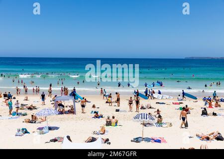 Sydney, Australien. 03. Januar 2023. Dienstag, 3. Januar 2023, wenn die Sommertemperaturen in Sydney auf 28 Grad steigen, strömen Urlauber und Einheimische zum beliebten Bondi Beach in Sydneys östlichen Vororten, um die Sonne in Sydney, Australien, zu genießen. Credit martin Berry @ alamy Live News. Kredit: martin Berry/Alamy Live News Stockfoto