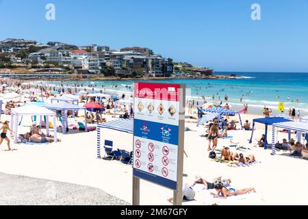 Sydney, Australien. 03. Januar 2023. Dienstag, 3. Januar 2023, wenn die Sommertemperaturen in Sydney auf 28 Grad steigen, strömen Urlauber und Einheimische zum beliebten Bondi Beach in Sydneys östlichen Vororten, um die Sonne in Sydney, Australien, zu genießen. Credit martin Berry @ alamy Live News. Kredit: martin Berry/Alamy Live News Stockfoto