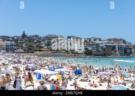 Sydney, Australien. 03. Januar 2023. Dienstag, 3. Januar 2023, wenn die Sommertemperaturen in Sydney auf 28 Grad steigen, strömen Urlauber und Einheimische zum beliebten Bondi Beach in Sydneys östlichen Vororten, um die Sonne in Sydney, Australien, zu genießen. Credit martin Berry @ alamy Live News. Kredit: martin Berry/Alamy Live News Stockfoto