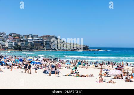 Sydney, Australien. 03. Januar 2023. Dienstag, 3. Januar 2023, wenn die Sommertemperaturen in Sydney auf 28 Grad steigen, strömen Urlauber und Einheimische zum beliebten Bondi Beach in Sydneys östlichen Vororten, um die Sonne in Sydney, Australien, zu genießen. Credit martin Berry @ alamy Live News. Kredit: martin Berry/Alamy Live News Stockfoto