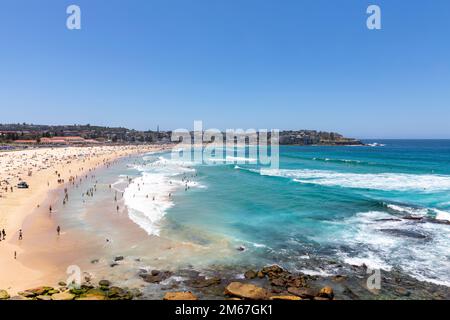 Sydney, Australien. 03. Januar 2023. Dienstag, 3. Januar 2023, wenn die Sommertemperaturen in Sydney auf 28 Grad steigen, strömen Urlauber und Einheimische zum beliebten Bondi Beach in Sydneys östlichen Vororten, um die Sonne in Sydney, Australien, zu genießen. Credit martin Berry @ alamy Live News. Kredit: martin Berry/Alamy Live News Stockfoto