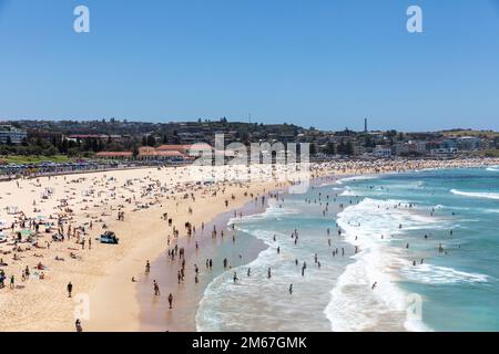 Sydney, Australien. 03. Januar 2023. Dienstag, 3. Januar 2023, wenn die Sommertemperaturen in Sydney auf 28 Grad steigen, strömen Urlauber und Einheimische zum beliebten Bondi Beach in Sydneys östlichen Vororten, um die Sonne in Sydney, Australien, zu genießen. Credit martin Berry @ alamy Live News. Kredit: martin Berry/Alamy Live News Stockfoto