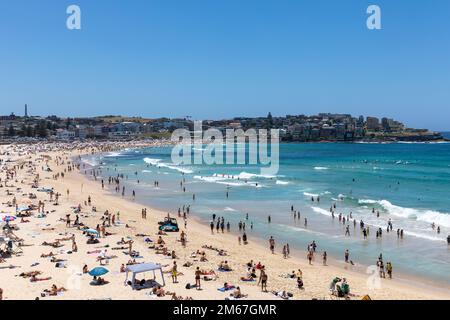 Sydney, Australien. 03. Januar 2023. Dienstag, 3. Januar 2023, wenn die Sommertemperaturen in Sydney auf 28 Grad steigen, strömen Urlauber und Einheimische zum beliebten Bondi Beach in Sydneys östlichen Vororten, um die Sonne in Sydney, Australien, zu genießen. Credit martin Berry @ alamy Live News. Kredit: martin Berry/Alamy Live News Stockfoto