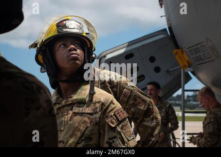 Airman 1. Class Mayo Arties, 18. Civil Engineer Squadron Fire Defighter, beobachtet während des Trainings am Kadena Air Base, Japan, am 12. April 2022, einen 18. CES-Feuerwehrmann auf einem 909. Air Tanken Squadron KC-135 Stratotanker Flügel. 18. die Feuerwehrleute der CES suchten bei einem simulierten Cockpit- oder Triebwerksbrand nach "nicht verbuchten Personen", um ihre Rettungs- und Wiederherstellungsfähigkeiten zu testen. Stockfoto