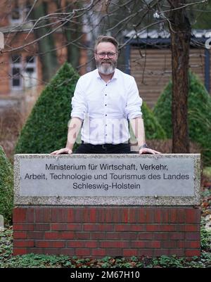 Kiel, Deutschland. 28. Dezember 2022. Claus Ruhe Madsen (Nichtparteienminister), Minister für Wirtschaft, Verkehr, Arbeit, Technologie und Tourismus, Steht vor seinem Ministerium. (Dpa „Madsen: Nutzen Sie die Chancen durch den Ostsee-Tunnel“) Kredit: Marcus Brandt/dpa/Alamy Live News Stockfoto