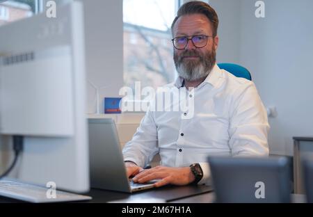 Kiel, Deutschland. 28. Dezember 2022. Claus Ruhe Madsen (Nichtparteienminister), Minister für Wirtschaft, Verkehr, Arbeit, Technologie und Tourismus, In seinem Büro im Ministerium. (Dpa „Madsen: Nutzen Sie die Chancen durch den Ostsee-Tunnel“) Kredit: Marcus Brandt/dpa/Alamy Live News Stockfoto