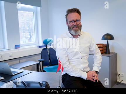 Kiel, Deutschland. 28. Dezember 2022. Claus Ruhe Madsen (Nichtparteienminister), Minister für Wirtschaft, Verkehr, Arbeit, Technologie und Tourismus, In seinem Büro im Ministerium. Kredit: Marcus Brandt/dpa/Alamy Live News Stockfoto