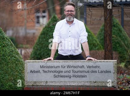 Kiel, Deutschland. 28. Dezember 2022. Claus Ruhe Madsen (Nichtparteienminister), Minister für Wirtschaft, Verkehr, Arbeit, Technologie und Tourismus, Steht vor seinem Ministerium. (Dpa „Madsen: Nutzen Sie die Chancen durch den Ostsee-Tunnel“) Kredit: Marcus Brandt/dpa/Alamy Live News Stockfoto