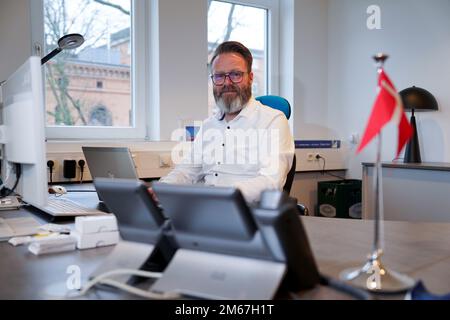 Kiel, Deutschland. 28. Dezember 2022. Claus Ruhe Madsen (Nichtparteienminister), Minister für Wirtschaft, Verkehr, Arbeit, Technologie und Tourismus, In seinem Büro im Ministerium. Kredit: Marcus Brandt/dpa/Alamy Live News Stockfoto