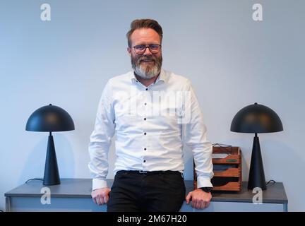 Kiel, Deutschland. 28. Dezember 2022. Claus Ruhe Madsen (Nichtparteienminister), Minister für Wirtschaft, Verkehr, Arbeit, Technologie und Tourismus, In seinem Büro im Ministerium. (Dpa „Madsen: Nutzen Sie die Chancen durch den Ostsee-Tunnel“) Kredit: Marcus Brandt/dpa/Alamy Live News Stockfoto