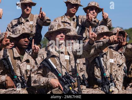 Rekruten bei Echo Company, 2. Rekruten-Ausbildungs-Bataillon, üben Schüsse auf Marinekorps Rekruten Depot Parris Island, S.C., 12. April 2022. Rekrutiert Schusspositionen und simuliert den Verlauf des Feuers eine Woche lang, bevor sie mit scharfer Munition schießen. Stockfoto