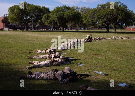 Rekruten bei Echo Company, 2. Rekruten-Ausbildungs-Bataillon, üben Schüsse auf Marinekorps Rekruten Depot Parris Island, S.C., 12. April 2022. Rekrutiert Schusspositionen und simuliert den Verlauf des Feuers eine Woche lang, bevor sie mit scharfer Munition schießen. Stockfoto