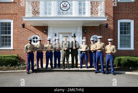 Der 38. Kommandant des Marine Corps, General David H. Berger, und der 18. Sergeant Major des Marine Corps, Troy E. Black, sprechen vor den Marine Security Guards (Msgs) in den USA Embassy Australia, Canberra, Australien, 12. April 2022. Der Kommandant teilte Führungseinblicke mit den jungen Marinekorps-Führern. Die Nachrichtendienste dienen hier und in den Einheiten in Botschaften und Konsulaten auf der ganzen Welt einer äußerst wichtigen Mission, um die Sicherheit unserer diplomatischen Missionen zu gewährleisten. Stockfoto