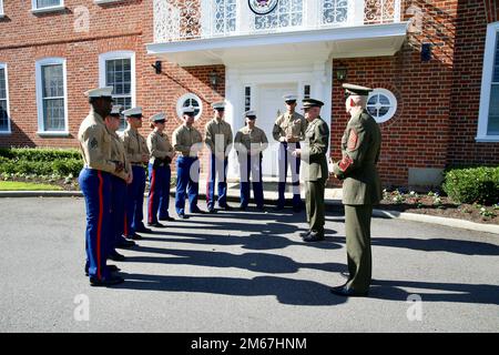 Der 38. Kommandant des Marine Corps, General David H. Berger, und der 18. Sergeant Major des Marine Corps, Troy E. Black, sprechen vor den Marine Security Guards (Msgs) in den USA Embassy Australia, Canberra, Australien, 12. April 2022. Der Kommandant teilte Führungseinblicke mit den jungen Marinekorps-Führern. Die Nachrichtendienste dienen hier und in den Einheiten in Botschaften und Konsulaten auf der ganzen Welt einer äußerst wichtigen Mission, um die Sicherheit unserer diplomatischen Missionen zu gewährleisten. Stockfoto