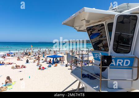 Bondi Beach Sydney heißer Tag Sommer 2023, überfüllter Strand und Lifeguard Tower Hut bietet Aussichtspunkt über den Strand, Sydney, NSW, Australien Stockfoto