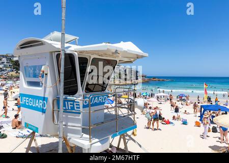 Bondi Beach Sydney heißer Tag Sommer 2023, überfüllter Strand und Lifeguard Tower Hut bietet Aussichtspunkt über den Strand, Sydney, NSW, Australien Stockfoto