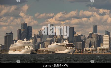 Kreuzfahrtschiffe legen am Station Pier in Port Melbourne an, mit der Skyline von Melbourne im Hintergrund. Stockfoto