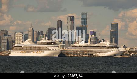 Kreuzfahrtschiffe legen am Station Pier in Port Melbourne an, mit der Skyline von Melbourne im Hintergrund. Stockfoto