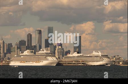 Kreuzfahrtschiffe legen am Station Pier in Port Melbourne an, mit der Skyline von Melbourne im Hintergrund. Stockfoto