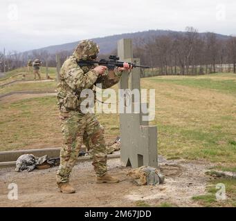 Sgt. 1. Class James Cummings, ein Soldat vom 166. Regiment Regional Training Institute, Pennsylvania Joint Force Headquarters, engagiert sich während des M4 Carbine-Qualifizierungsteils der Pennsylvania Army National Guard Best Warrior Competition am 12. April 2022. 15 Teilnehmer wurden während des viertägigen Wettbewerbs mit Waffenqualifikation, Hindernislauf, schriftlichem Test und vielem mehr konfrontiert Stockfoto