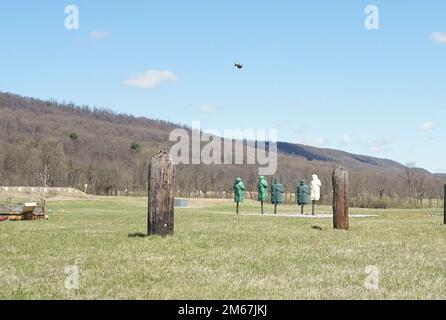 Während des Granatenteils der Pennsylvania Army Best Warrior Competition am 12. April 2022 schießt eine Attrappe auf eine Gruppe von Zielen zu. In diesem Teil des Wettbewerbs wurden die Mitbewerber mit sechs verschiedenen Granaten herausgefordert Stockfoto