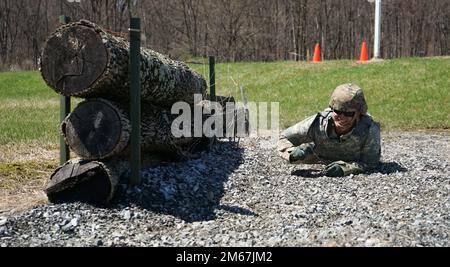 SPC. Amy Chen, eine Soldatin des 2-104. General Support Aviation Bataillons, 28. Expeditionary Combat Aviation Brigade, kriecht mit ihrer Puppengranate auf einen Pfad, während sie sich auf das Granatenziel zubewegt, während der Granatenteile des Best Warrior Competition der Pennsylvania Army National Guard am 12. April 2022. Chen und die anderen Mitbewerber wurden in diesem Teil des Wettbewerbs mit sechs verschiedenen Granaten herausgefordert Stockfoto