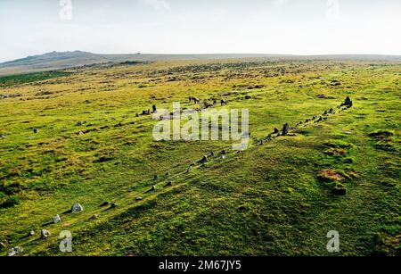 Merrivale Steinreihen, Dartmoor. Aus der Vogelperspektive über die östlichen Abschnitte der beiden späten jungsteinzeitlichen Doppelsteinstraßen zum Crockern Tor. Sonnenaufgang Stockfoto