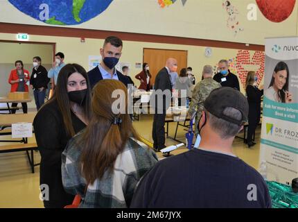 VICENZA, Italien - ortsansässige medizinische Anbieter interagieren mit den Teilnehmern während der zweiten Healthcare Expo, die im Vicenza-Mehrzweckraum Mitte und Grundschule im Villaggio Wohnbereich vom 12. April stattfindet. Nach einer Pause aufgrund der Pandemie schätzten die Anbieter die Gelegenheit dieses Ereignisses, das dabei hilft, eine Verbindung zur amerikanischen Gemeinschaft aufzubauen und zu entwickeln. Etwa 15.000 US-Bürger leben in Vicenza und seiner Provinz. Viele nutzen italienische Dienstleistungen für ihre primär medizinische Versorgung. Stockfoto