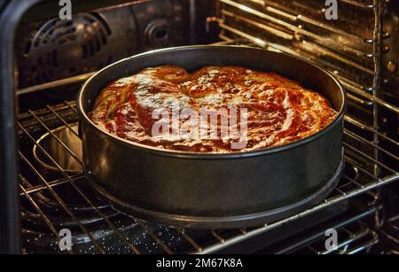 Apfelkuchen in Metallform nach dem Backen im Ofen Stockfoto