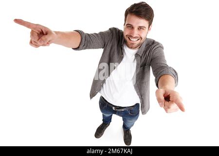 Den Erfolg teilen. Hochwinkel-Aufnahme eines glücklichen jungen Mannes in einem Studio, der seine Arme hebt und zeigt. Stockfoto