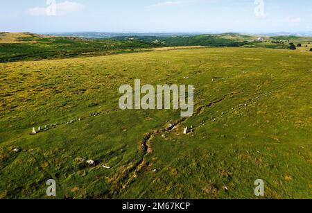 Merrivale Steinreihen, Dartmoor. Luftaufnahme S.W. über die beiden spätjungsteinzeitlichen Doppelsteinstraßen mit Steinen. Sonnenaufgang Stockfoto