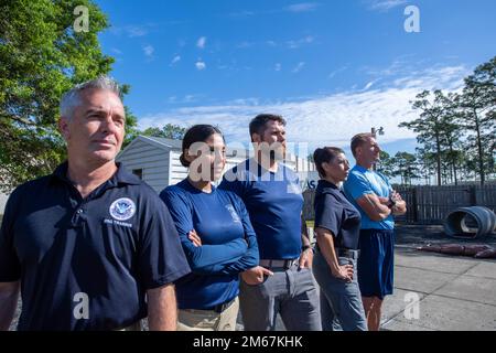 ICE Enforcement and Removal Operations (ERO)-Lehrer posieren für Fotos im Federal Law Enforcement Training Center (FLETC) in Glencoe, Georgia, am 12. April 2022. Stockfoto