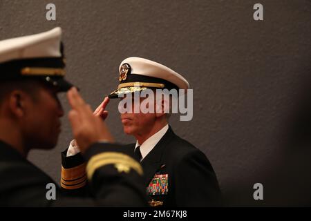 YOKOSUKA, Japan (13. April 2022) Vizeadmiral Karl Thomas, Befehlshaber der US-7.-Flotte, salutiert Sideboys während der Zeremonie zum Kommandowechsel der Submarine Group 7 bei Commander, Fleet Activities Yokosuka, Japan, am 13. April 2022. Die U-Boot-Gruppe 7 leitet vorwärts entsandte Kampfkräfte über das gesamte Spektrum der Unterwasserkriegsführung im westlichen Pazifik, im Indischen Ozean und im Arabischen Meer. Stockfoto