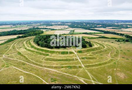 Badbury Rings prähistorisches Bergfort aus der Eisenzeit bei Bournemouth, Dorset. Luftlinie nach Südosten Stockfoto