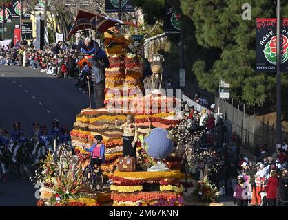 Pasadena, Usa. 02. Januar 2023. Der „Adventure Awaits“-Floß der Stadt Burbank, Gewinner des Queen Award, fährt während des 134. Jährlichen Tournament of Roses Parade, das am Montag, den 2. Januar 2023 in Pasadena, Kalifornien stattfindet, den Colorado Boulevard hinunter. Foto: Jim Ruymen/UPI. Kredit: UPI/Alamy Live News Stockfoto