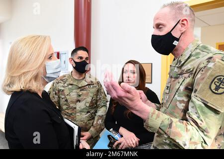 Oberst Erik Lundmark, Leiter der Abteilung für Verhaltensmedizin der Armee in Alaska, antwortet auf eine Frage von Sekretärin Christine Wormuth während ihres Besuchs auf der Gemeinsamen Basis Elmendorf-Richardson am 13. April 2022, während Oberst Eli Lozano, Kommandeur von MEDDAC-AK, und Dr. Christina Hudson, psychiatrische Krankenschwester, zuhören. Der Besuch der Sekretärin war ihre zweite Reise nach Alaska. (Foto der Armee/John Pennell) Stockfoto