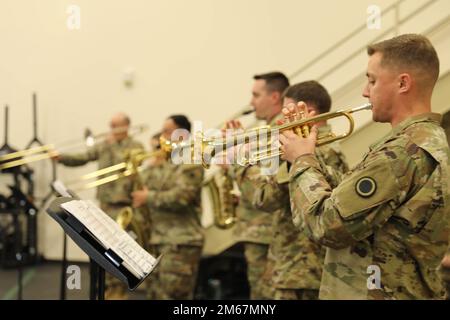 JOINT BASE LEWIS-MCCHORD, Washington – das ganzheitliche Gesundheits- und Fitness-Programm startet sein nach dem Piloten geführtes Thunderbolt Performance Center im Soldier Center Medical Home im Rahmen einer Zeremonie zum Schneiden von Bändern am 13. April. Amerikas First Corps Band bietet Musik für die Zeremonie. Stockfoto