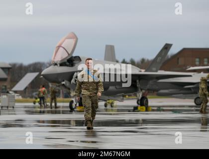 USA Air Force Staff Sergeant Marcel Emond, ein Crewchef, der dem 115. Kampfflügel der Air National Guard in Wisconsin zugeteilt ist, geht vor einem Flugzeug der Vermont Air National Guard F-35 Lightning II vom 13. April 2022 auf der Burlington Air National Guard Base, Vermont. Emond trainiert seit etwas mehr als einem Jahr als Crewchef am 158. Kampfflügel in Burlington, als Teil des Übergangs des 115. Kampfflügels zur F-35. Stockfoto