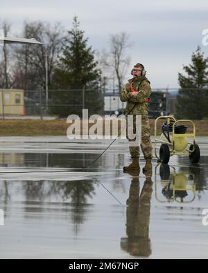 USA Air Force Senior Airman Kyle Pamperin, ein Crewchef des 115. Fighter Wing, Madison, Wisconsin, bereitet sich auf den Start eines F-35 Lightning II Flugzeugs am 158. Fighter Wing, Burlington Air National Guard Base, Vermont, am 13. April 2022 vor. Pamperin und fünf weitere werden vorübergehend in den 158. Kampfflügel eingeteilt, um an der F-35 trainiert zu werden, da Madisons 115. Kampfflügel im Frühjahr 2023 in das neue Flugzeug übergeht. Stockfoto