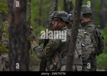 Die Auszubildenden absolvieren am 13. April 2022 in Fort Benning, Georgia, die Landschifffahrt. Stockfoto