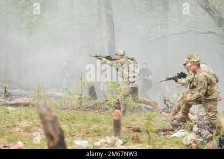 Die Auszubildenden absolvieren am 13. April 2022 in Fort Benning, Georgia, die Landschifffahrt. Stockfoto