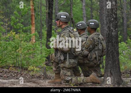 Die Auszubildenden absolvieren am 13. April 2022 in Fort Benning, Georgia, die Landschifffahrt. Stockfoto