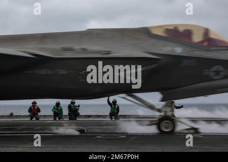 SEA OF JAPAN (13. April 2022) eine F-35C Lightning II, die den "Black Knights" of Marine Fighter Attack Squadron (VMFA) 314 zugewiesen wurde, startet während einer bilateralen Übung zwischen den USA und Japan vom Flugdeck des Nimitz-Klasse-Flugzeugträgers USS Abraham Lincoln (CVN 72) aus. Während bilateraler Übungen zwischen der Abraham Lincoln Carrier Strike Group und der Japan Maritime Self-Defense Force stärken die beiden Marines das Bewusstsein für alle Bereiche und Manöver in einer verteilten maritimen Umgebung. Bilaterale Operationen wie diese beruhigen unsere Verbündeten und Partner des Engagements der USA für eine freie und Stockfoto