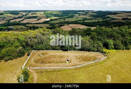 Belas Knap, 5000-jähriger jungsteinzeitiger, kammerischer, langer Karkerhügel bei Winchcombe, Großbritannien. Cotswold Severn Cairn. Nach Osten Stockfoto