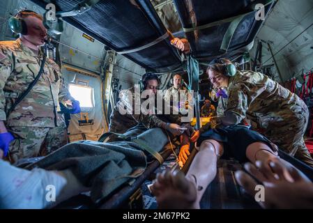 USA Flugzeuge der 60. Evakuierungsschwadron führen medizinische Eingriffe an simulierten Patienten an Bord eines C-130J Super Hercules durch, das der 317. Luftwaffenstaffel, Dyess Air Force Base, Texas, während eines Trainings am Travis AFB, Kalifornien, am 13. April 2022 zugeteilt wurde. Die Mission der AE ist es, Mitgliedern des Dienstes, Angehörigen, Veteranen und Verbündeten eine zuverlässige Versorgung in der Luft zu bieten. Diese Routineschulungen verbessern die Fähigkeit von Airmen, auf reale Situationen in einem Moment zu reagieren. Stockfoto