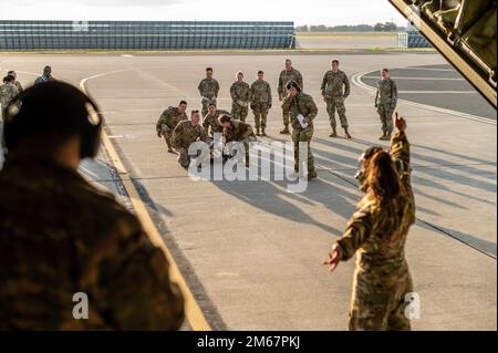 USA Die Luftwaffe der 60. Evakuierungsstaffel lädt einen simulierten Patienten auf einen C-130J Super Hercules, der der 317. Luftwaffenstaffel Dyess Air Force Base, Texas, während eines Trainings am Travis AFB, Kalifornien, am 13. April 2022 zugeteilt wurde. Die Mission der AE ist es, Mitgliedern des Dienstes, Angehörigen, Veteranen und Verbündeten eine zuverlässige Versorgung in der Luft zu bieten. Diese Routineschulungen verbessern die Fähigkeit von Airmen, auf reale Situationen in einem Moment zu reagieren. Stockfoto