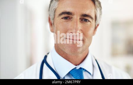 Ihre Gesundheit ist meine Priorität. Gekürztes Porträt eines gutaussehenden, reifen Arztes, der im Krankenhaus steht. Stockfoto