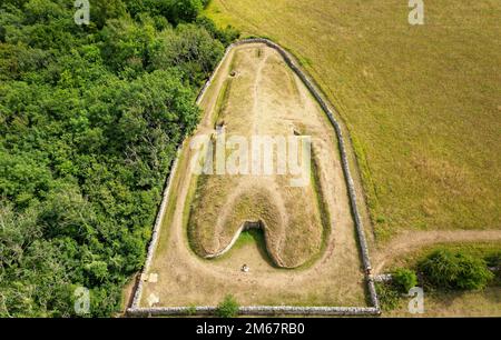 Belas Knap, 5000 Jahre Jungsteinzeitliche Schachtel bei Winchcombe, Vereinigtes Königreich. Cotswold Severn Cairn. Sie zeigen die Eingänge der Grabkammer und den Vorplatz Stockfoto