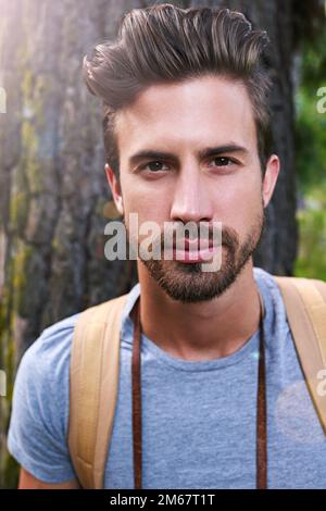Ich lebe für die Natur. Porträt eines gutaussehenden jungen Mannes draußen im Wald.