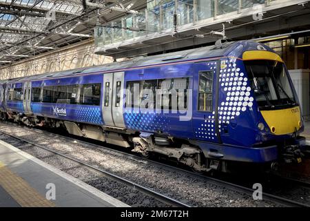 Aktenfoto vom 23. Oktober 05/22 eines ScotRail-Zuges, der am Bahnsteig von Edinburghs Waverley Station wartet. Die Bahnpassagiere wurden darauf hingewiesen, dass sie in dieser Woche mit erheblichen Störungen rechnen müssen, da die Bahnarbeiter in einem Streit um Bezahlung, Arbeitsplätze und Bedingungen weitere Streikmaßnahmen ergreifen. Die GMT-Gewerkschaft hat angekündigt, dass ihre Mitglieder bei Network Rail am 3., 4., 6. Und 7. Januar Streikmaßnahmen ergreifen werden. Ausgabedatum: Dienstag, 3. Januar 2023. Stockfoto